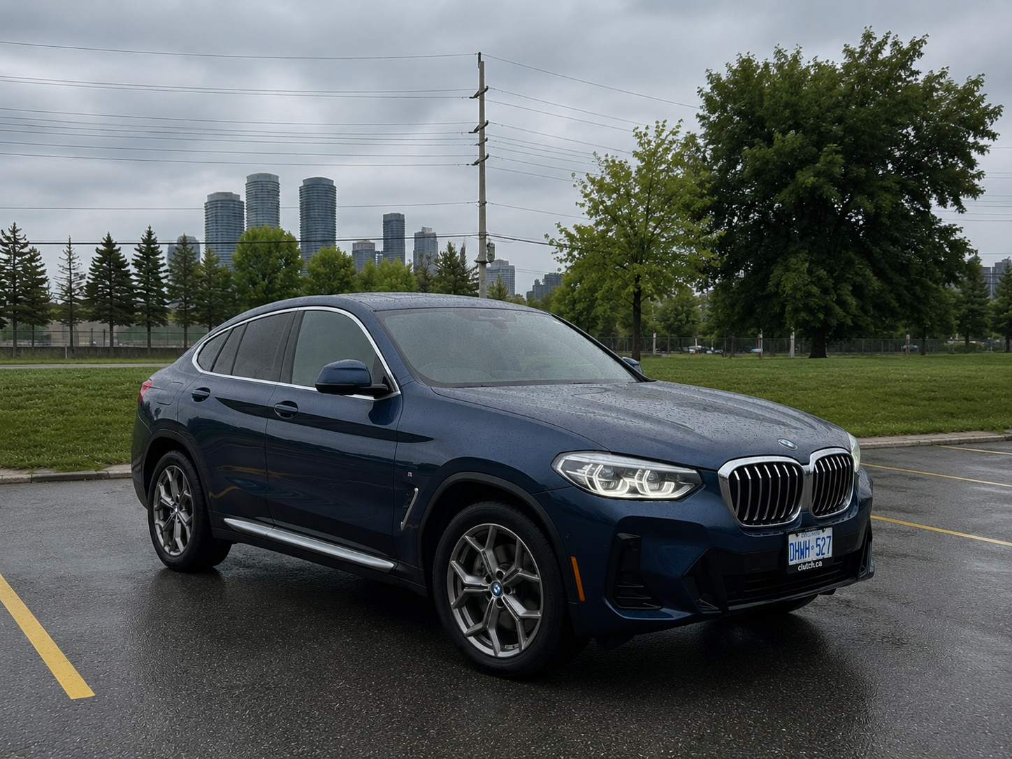 2022 BMW X4 xDrive30i front three-quarter view